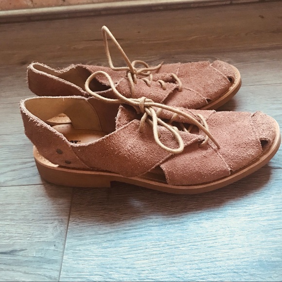 caterpillar suede shoes